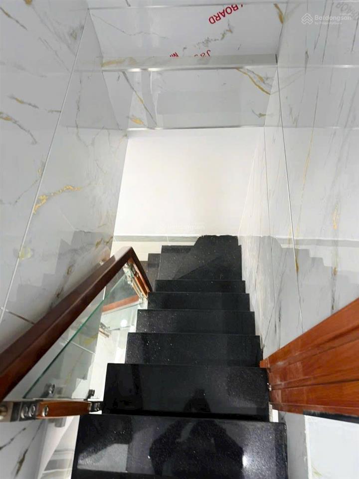 Tôi bán nhà 36 m2 sd, 1 trệt, 1 lầu, mặt tiền 3 m, tuyệt đẹp, quận 7. giá 1,35 tỷ