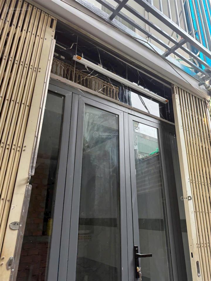 Tôi bán nhà 36 m2 sd, 1 trệt, 1 lầu, mặt tiền 3 m, tuyệt đẹp, quận 7. giá 1,35 tỷ