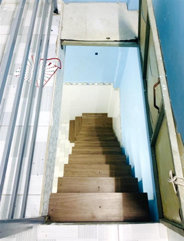 Tôi bán nhà 36 m2 sd, 1 trệt, 2 lầu đúc thật, giấy tờ hợp lệ. quận 7. giá 800 triệu
