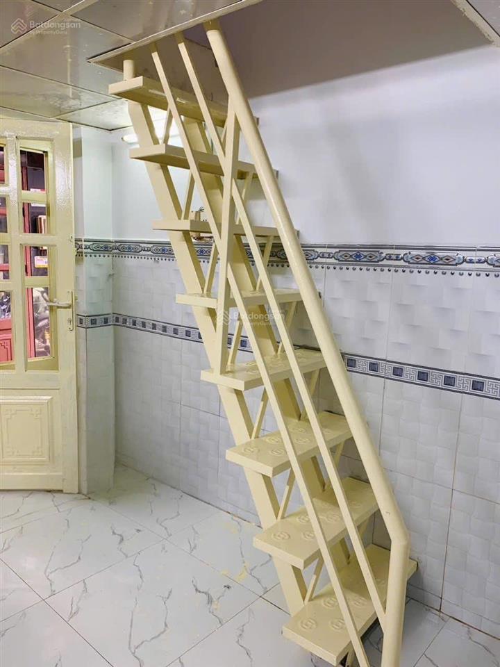 Tôi bán nhà 30 m2 sd, 1 trệt, 1 lầu, tuyệt đẹp, quận 7, giá 849 triệu