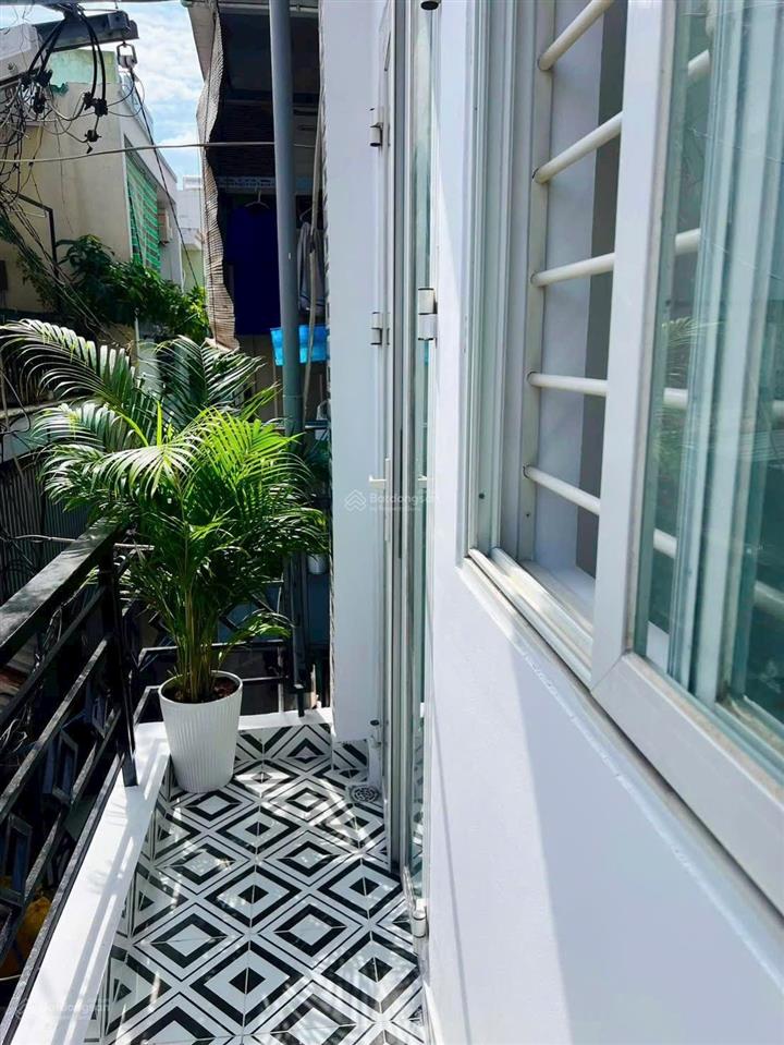 Tôi bán nhà sd 99 m2, 1 trệt, 2 lầu, sát hẻm xe hơi, quận 7, giá 4,86 tỷ
