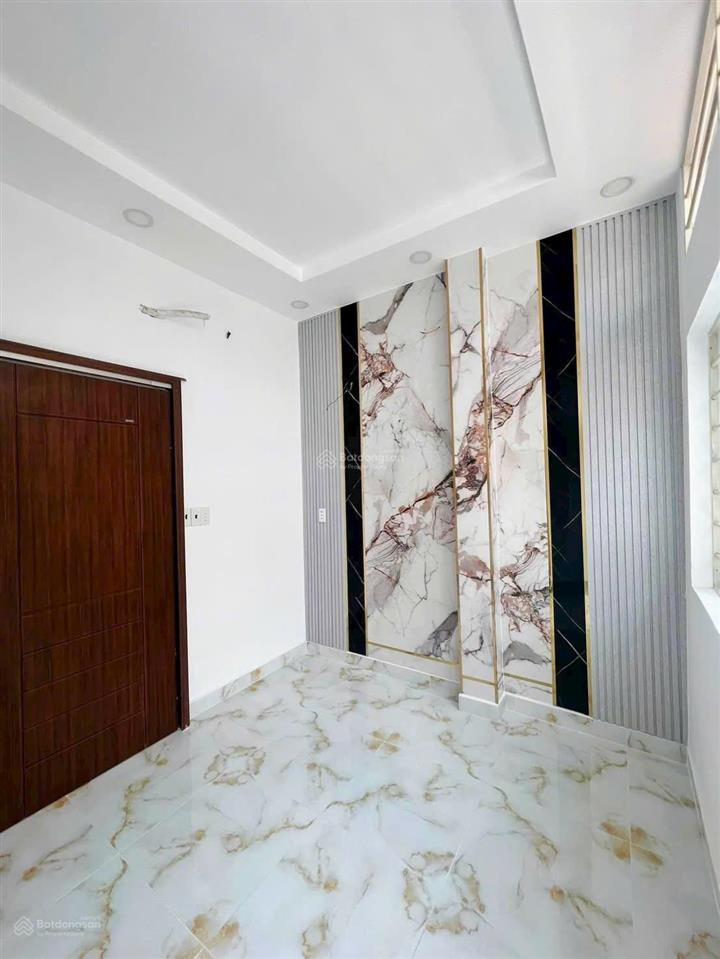 Tôi bán nhà sd 99 m2, 1 trệt, 2 lầu, sát hẻm xe hơi, quận 7, giá 4,86 tỷ