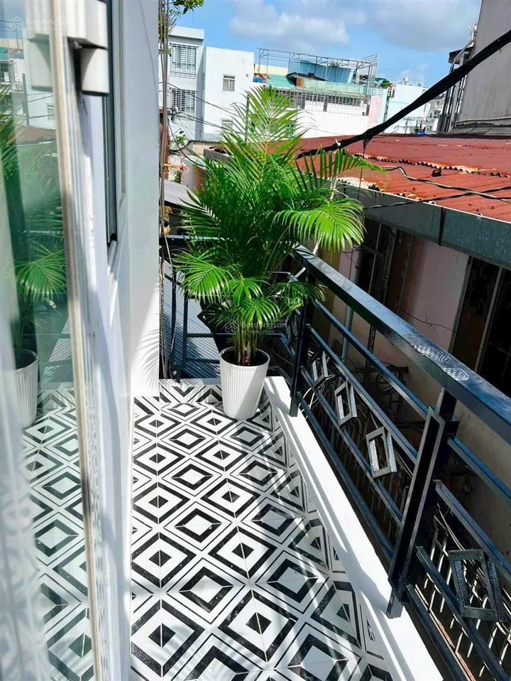 Tôi bán nhà sd 99 m2, 1 trệt, 2 lầu, sát hẻm xe hơi, quận 7, giá 4,86 tỷ