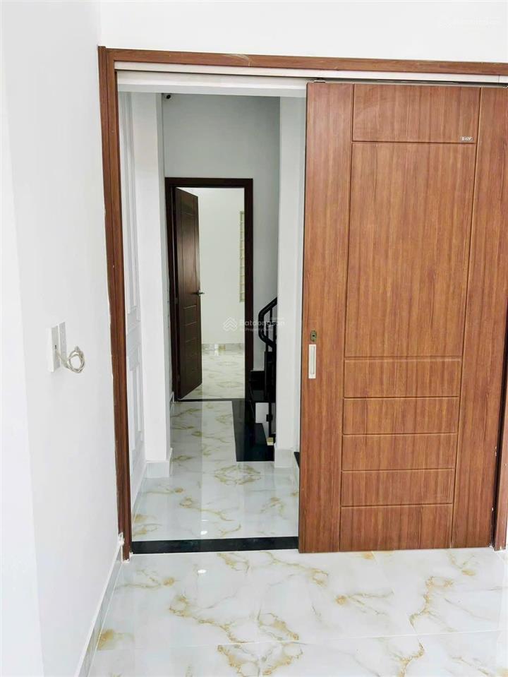 Tôi bán nhà sd 99 m2, 1 trệt, 2 lầu, sát hẻm xe hơi, quận 7, giá 4,86 tỷ