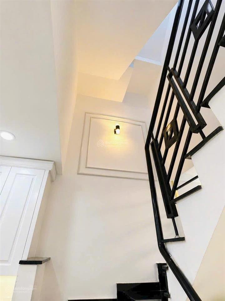 Tôi bán nhà sd 99 m2, 1 trệt, 2 lầu, sát hẻm xe hơi, quận 7, giá 4,86 tỷ