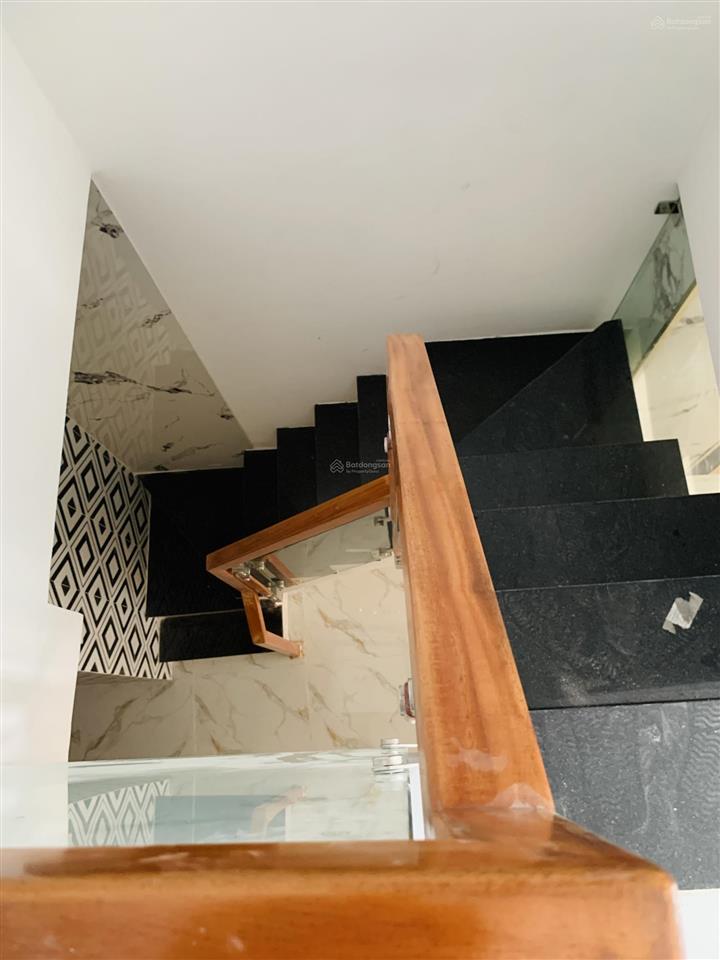 Tôi bán nhà 42 m2 sd, 1 trệt, 1 lầu, mặt tiền hẻm, gần hẻm xe hơi, quận 7, giá 1,35 tỷ