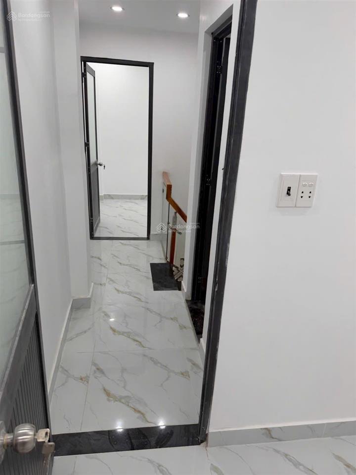Tôi bán nhà 42 m2 sd, 1 trệt, 1 lầu, mặt tiền hẻm, gần hẻm xe hơi, quận 7, giá 1,35 tỷ