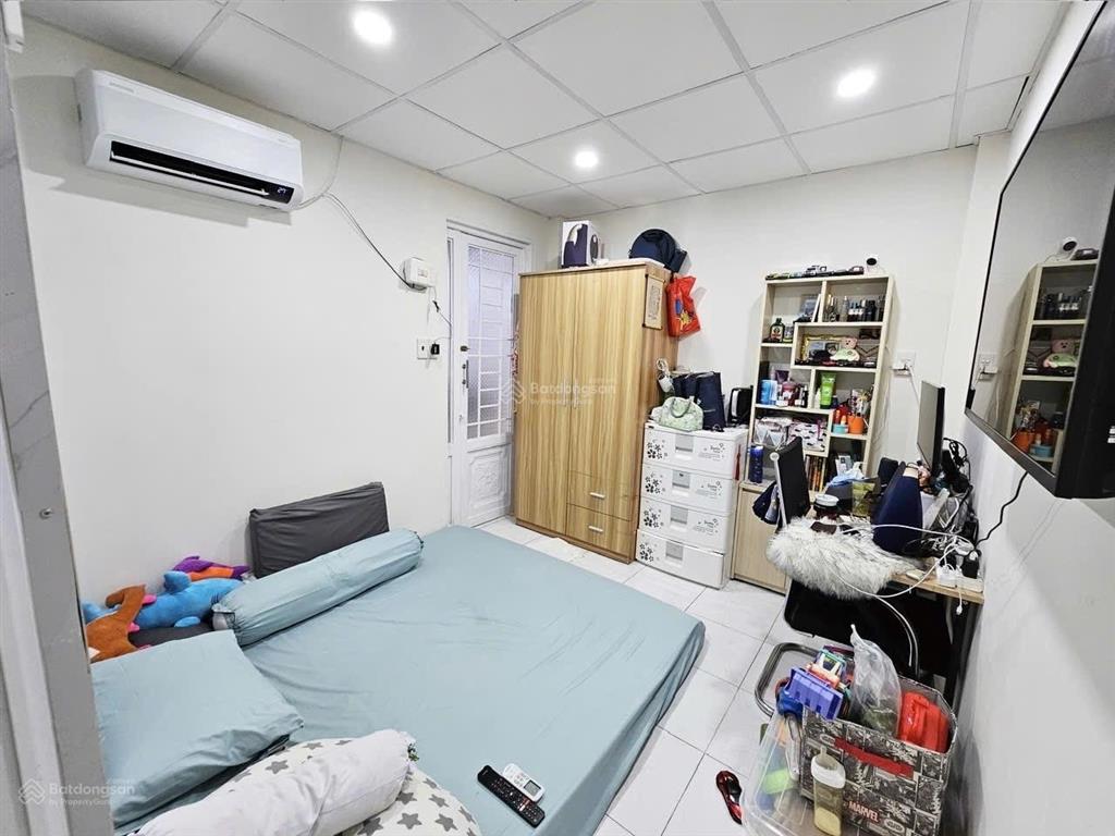Tôi bán nhà 28 m2 sd, 1 trệt 1 lầu, sát hẻm xe hơi, tuyệt đẹp, giá 749 triệu