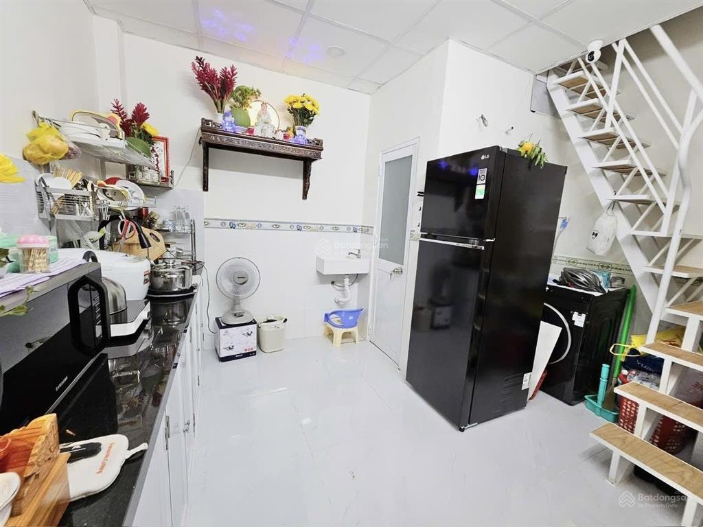 Tôi bán nhà 28 m2 sd, 1 trệt 1 lầu, sát hẻm xe hơi, tuyệt đẹp, giá 749 triệu