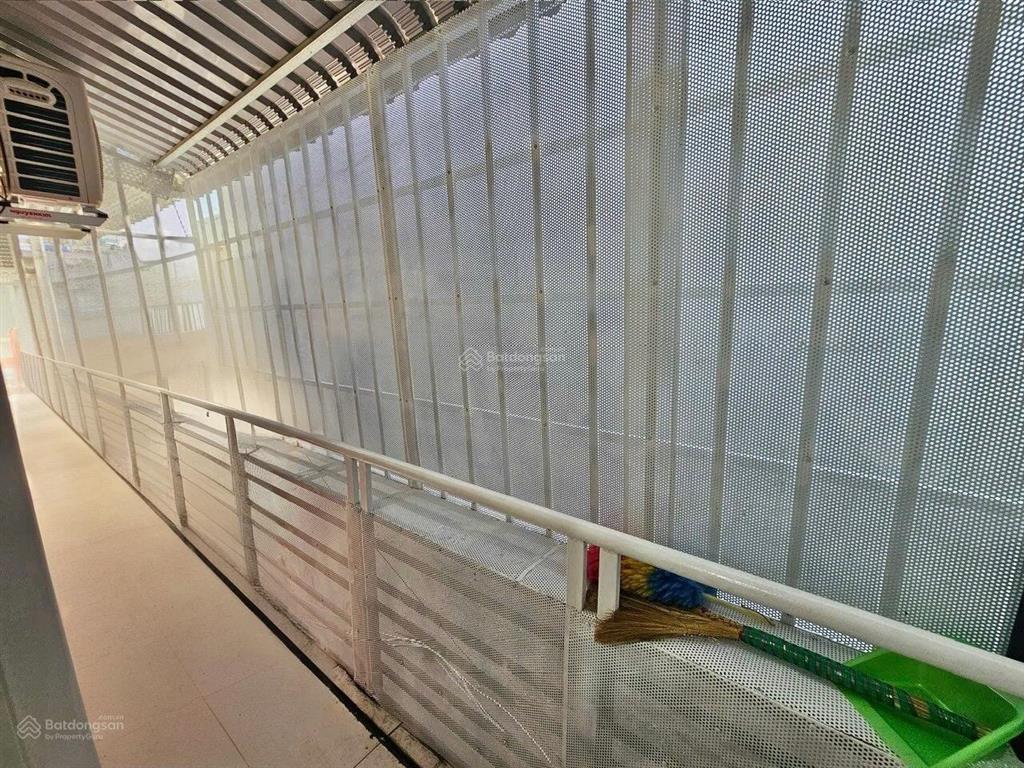Tôi bán nhà 28 m2 sd, 1 trệt 1 lầu, sát hẻm xe hơi, tuyệt đẹp, giá 749 triệu