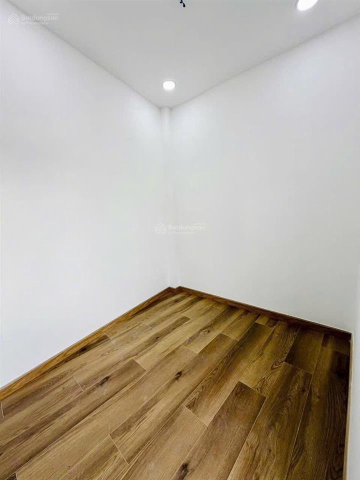 Tôi bán nhà 38 m2, 1 trệt, 2 lầu, tuyệt đẹp, hẻm xe hơi, quận 7, giá 990 triệu