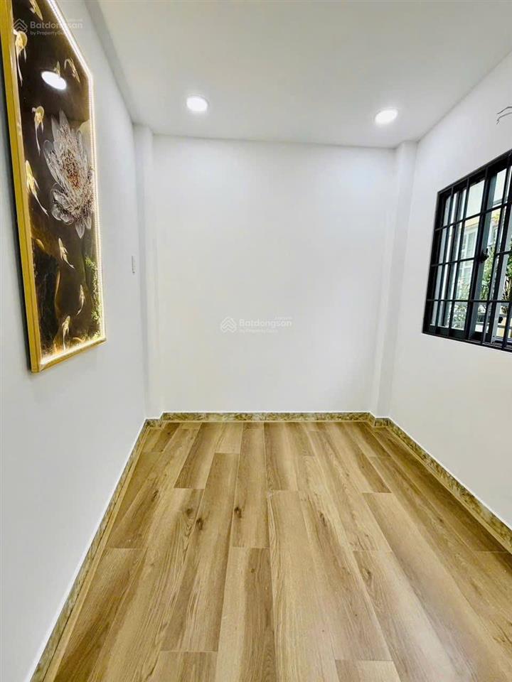 Tôi bán nhà 38 m2, 1 trệt, 2 lầu, tuyệt đẹp, hẻm xe hơi, quận 7, giá 990 triệu