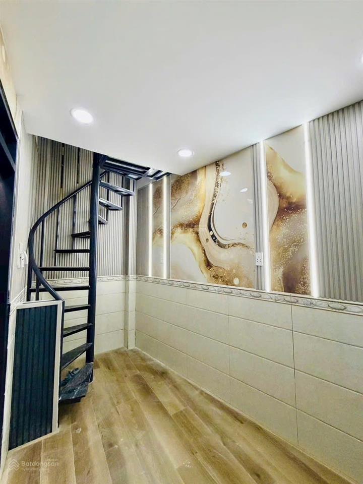 Tôi bán nhà 38 m2, 1 trệt, 2 lầu, tuyệt đẹp, hẻm xe hơi, quận 7, giá 990 triệu