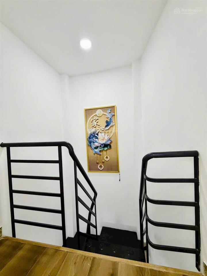 Tôi bán nhà 38 m2, 1 trệt, 2 lầu, tuyệt đẹp, hẻm xe hơi, quận 7, giá 990 triệu