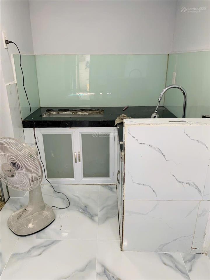 Tôi bán nhà 28 m2 sd, sổ hồng, 1 trệt 1 lầu lửng, sát hẻm ôtô, quận 7, giá 870 triệu