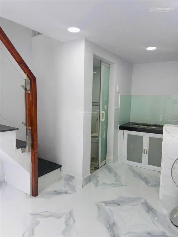 Tôi bán nhà 28 m2 sd, sổ hồng, 1 trệt 1 lầu lửng, sát hẻm ôtô, quận 7, giá 870 triệu