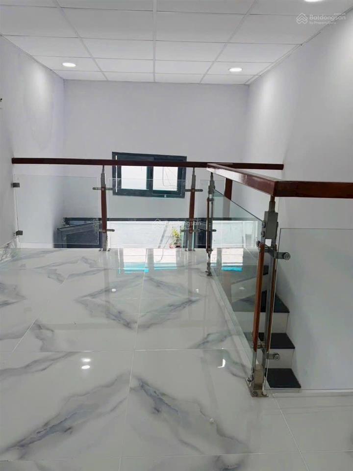 Tôi bán nhà 28 m2 sd, sổ hồng, 1 trệt 1 lầu lửng, sát hẻm ôtô, quận 7, giá 870 triệu