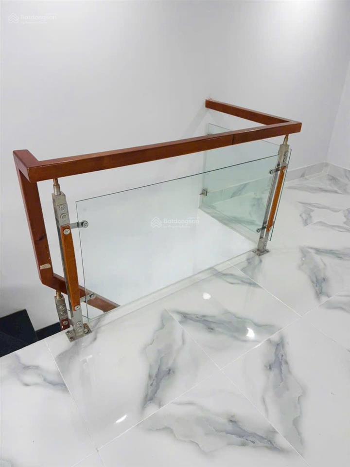 Tôi bán nhà 28 m2 sd, sổ hồng, 1 trệt 1 lầu lửng, sát hẻm ôtô, quận 7, giá 870 triệu