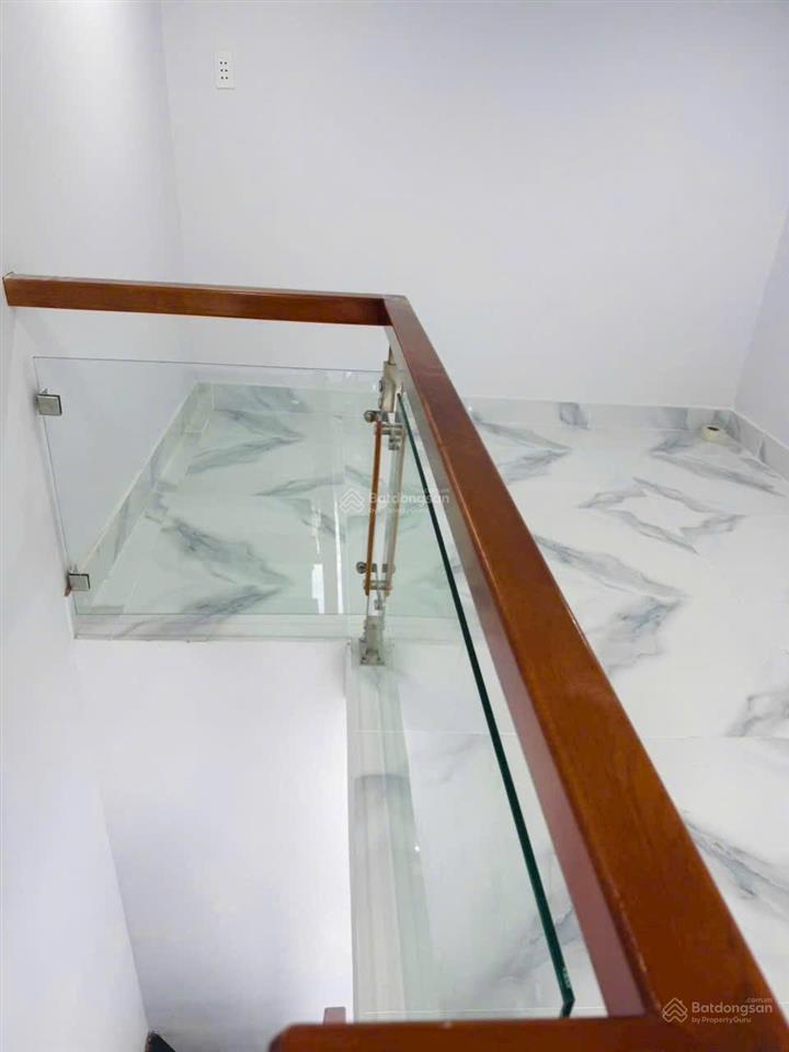 Tôi bán nhà 28 m2 sd, sổ hồng, 1 trệt 1 lầu lửng, sát hẻm ôtô, quận 7, giá 870 triệu