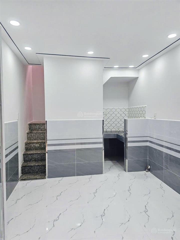 Tôi bán nhà 30 m2 sd, 1 trệt, 1 lầu, mặt tiền 4 m, quận 7. giá 890 triệu