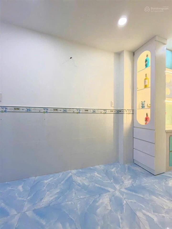 Tôi bán nhà 84 m2, 1 trệt, 3 lầu, xe hơi đậu trước nhà, tuyệt đẹp, quận 7, giá 1,86 tỷ