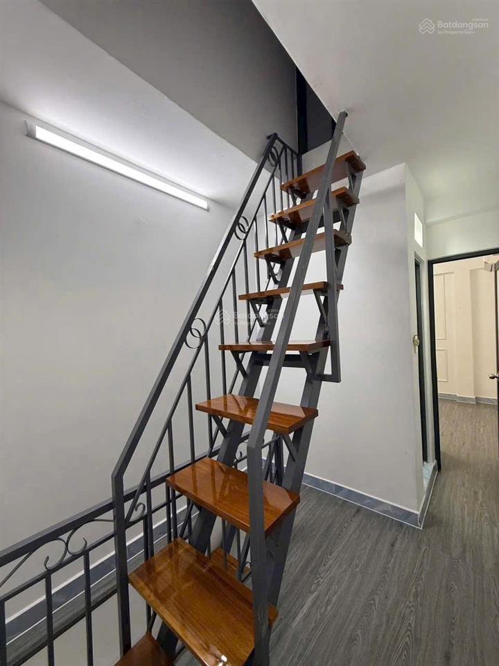 Tôi bán nhà 84 m2, 1 trệt, 3 lầu, xe hơi đậu trước nhà, tuyệt đẹp, quận 7, giá 1,86 tỷ