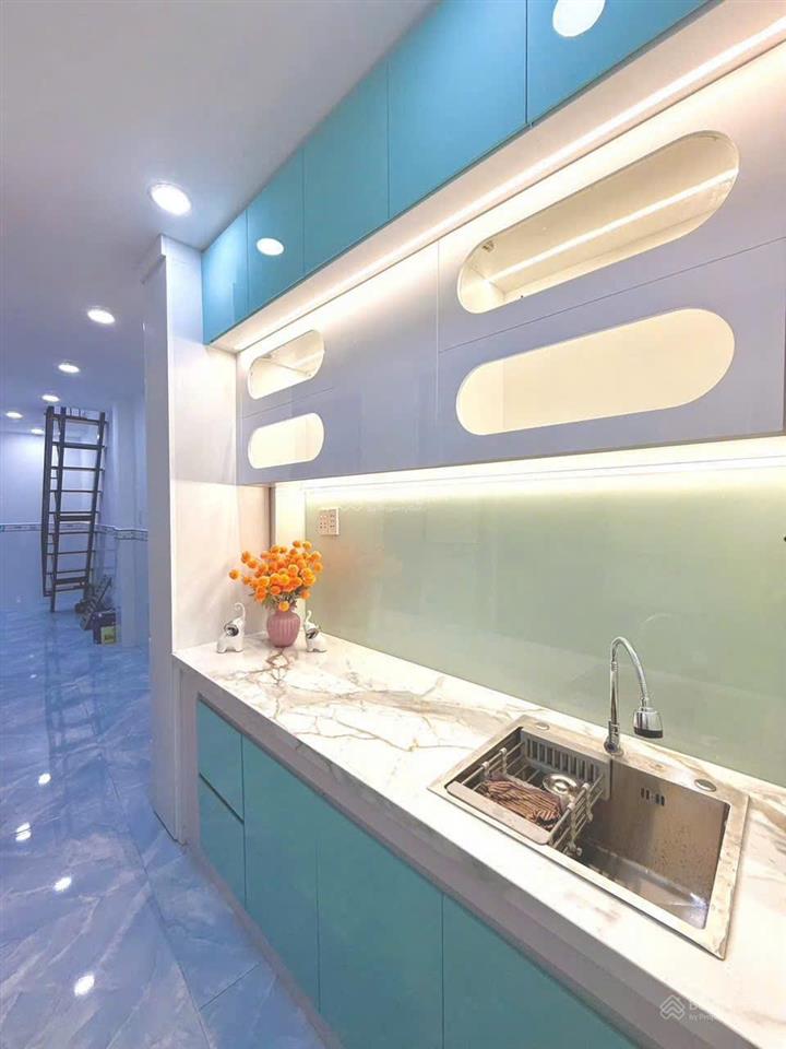 Tôi bán nhà 84 m2, 1 trệt, 3 lầu, xe hơi đậu trước nhà, tuyệt đẹp, quận 7, giá 1,86 tỷ