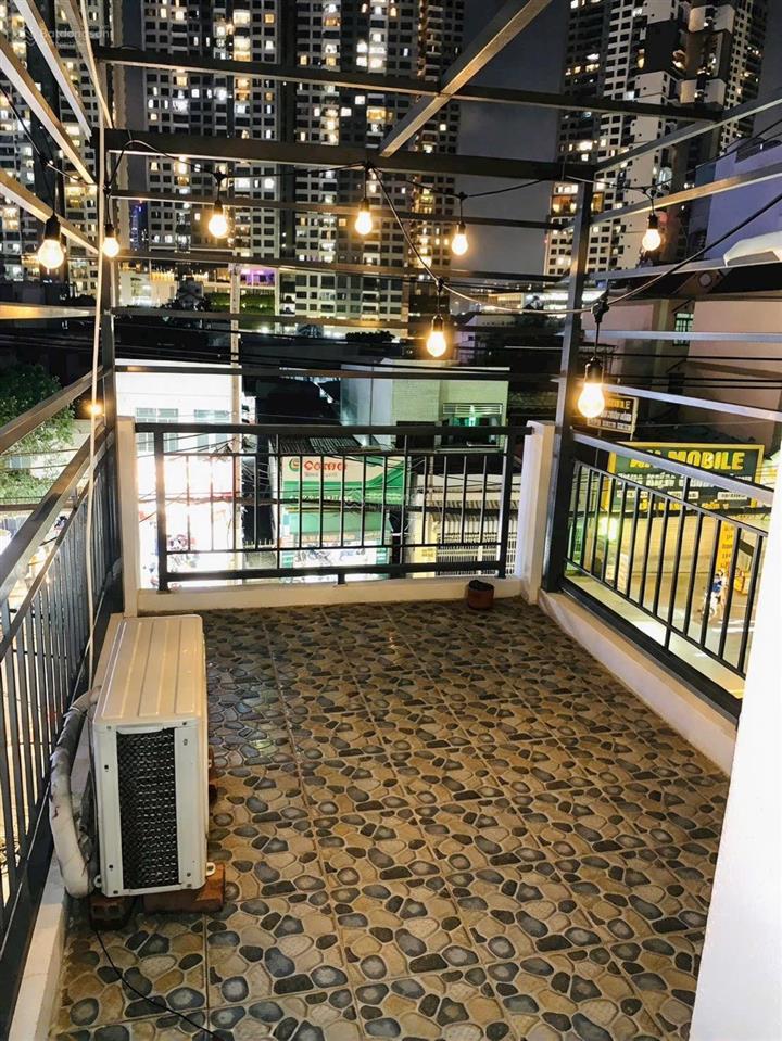 Tôi bán nhà 84 m2, 1 trệt, 3 lầu, xe hơi đậu trước nhà, tuyệt đẹp, quận 7, giá 1,86 tỷ