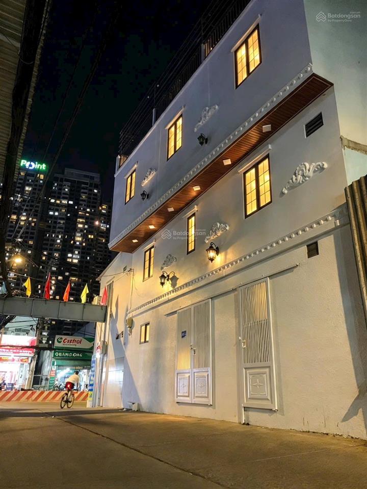 Tôi bán nhà 84 m2, 1 trệt, 3 lầu, xe hơi đậu trước nhà, tuyệt đẹp, quận 7, giá 1,86 tỷ
