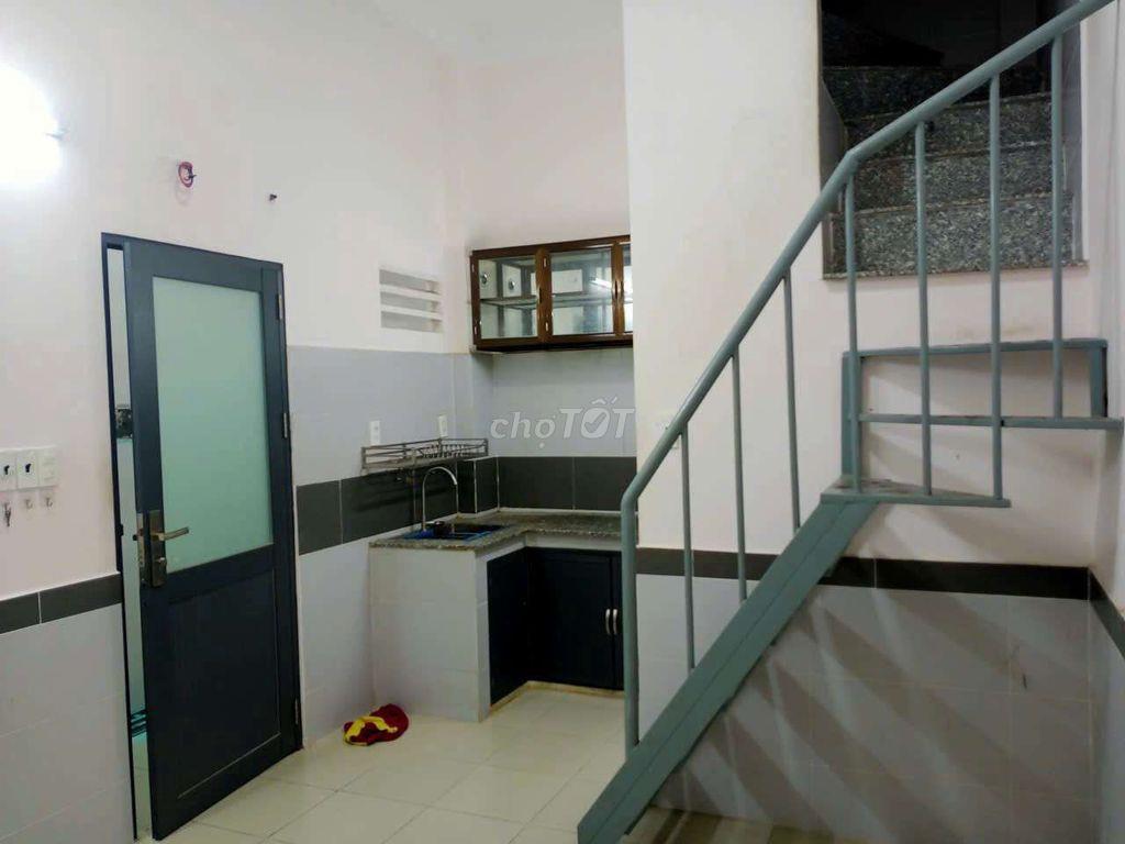 CHOTHUÊPHÒNG Dt:35m2 2 phòng có ban công riêng, giờ giấc tự do.
