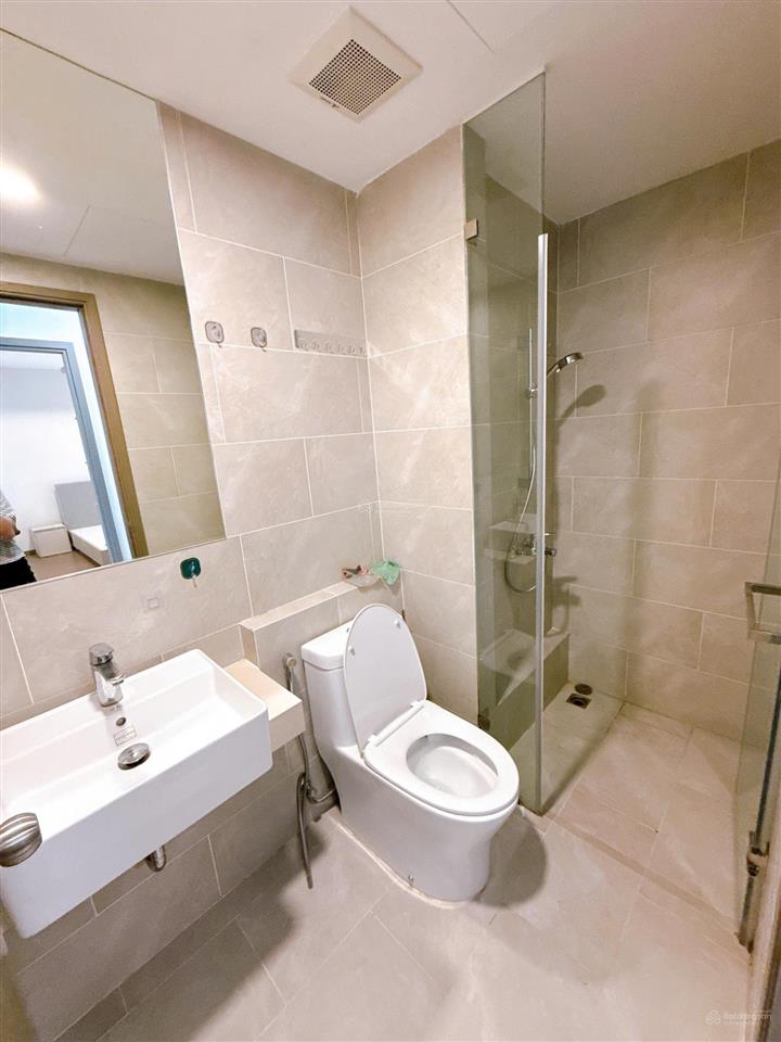 Sẵn nội thất cho thuê 2pn, 2wc view hồ bơi tháp vip d, lầu trung, westgate an gia