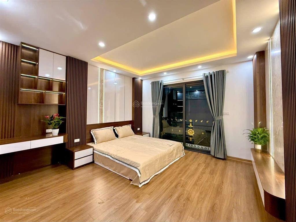 Bán nhà hoàng quốc việt, ngõ thông, ô tô thang máy, 40m ra mặt phố, full đồ, ở luôn, hơn 9 tỷ