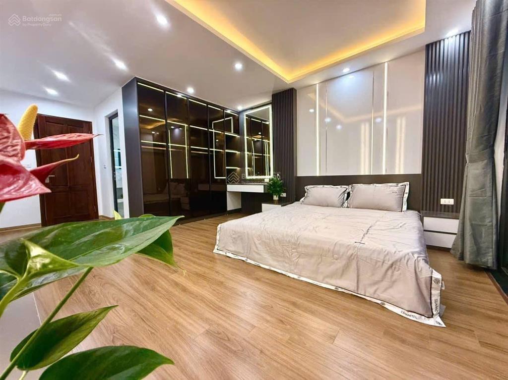 Bán nhà hoàng quốc việt, ngõ thông, ô tô thang máy, 40m ra mặt phố, full đồ, ở luôn, hơn 9 tỷ