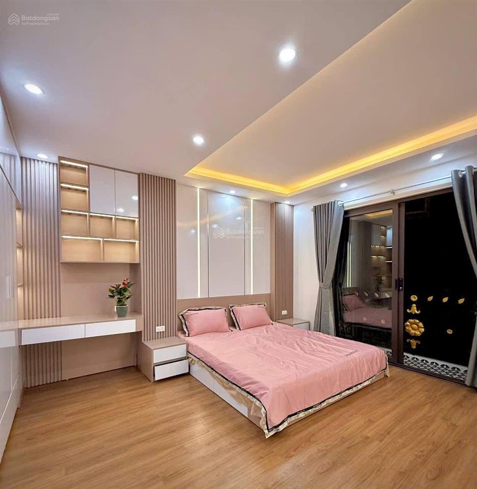 Bán nhà hoàng quốc việt, ngõ thông, ô tô thang máy, 40m ra mặt phố, full đồ, ở luôn, hơn 9 tỷ