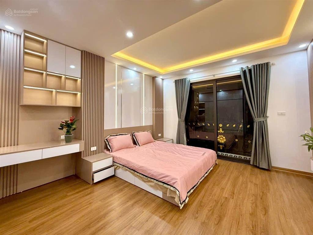Bán nhà hoàng quốc việt, ngõ thông, ô tô thang máy, 40m ra mặt phố, full đồ, ở luôn, hơn 9 tỷ