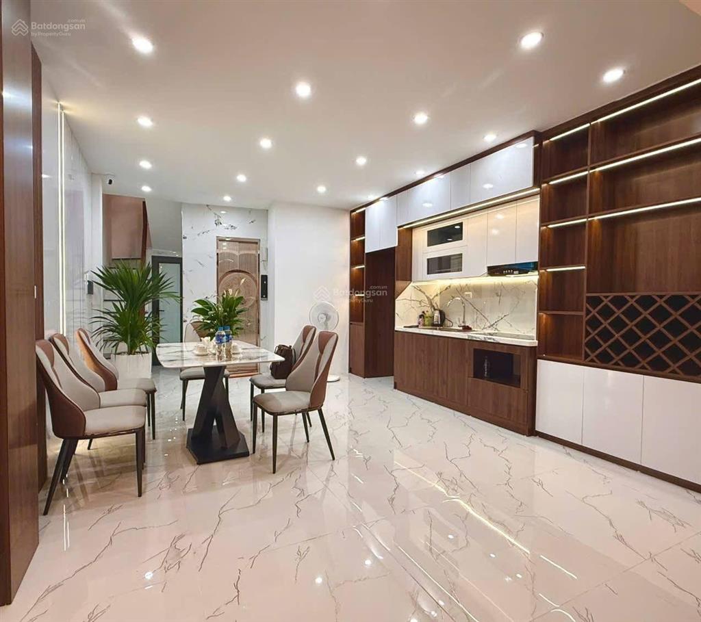 Bán nhà hoàng quốc việt, ngõ thông, ô tô thang máy, 40m ra mặt phố, full đồ, ở luôn, hơn 9 tỷ