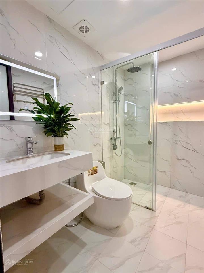 Bán nhà hoàng quốc việt, ngõ thông, ô tô thang máy, 40m ra mặt phố, full đồ, ở luôn, hơn 9 tỷ