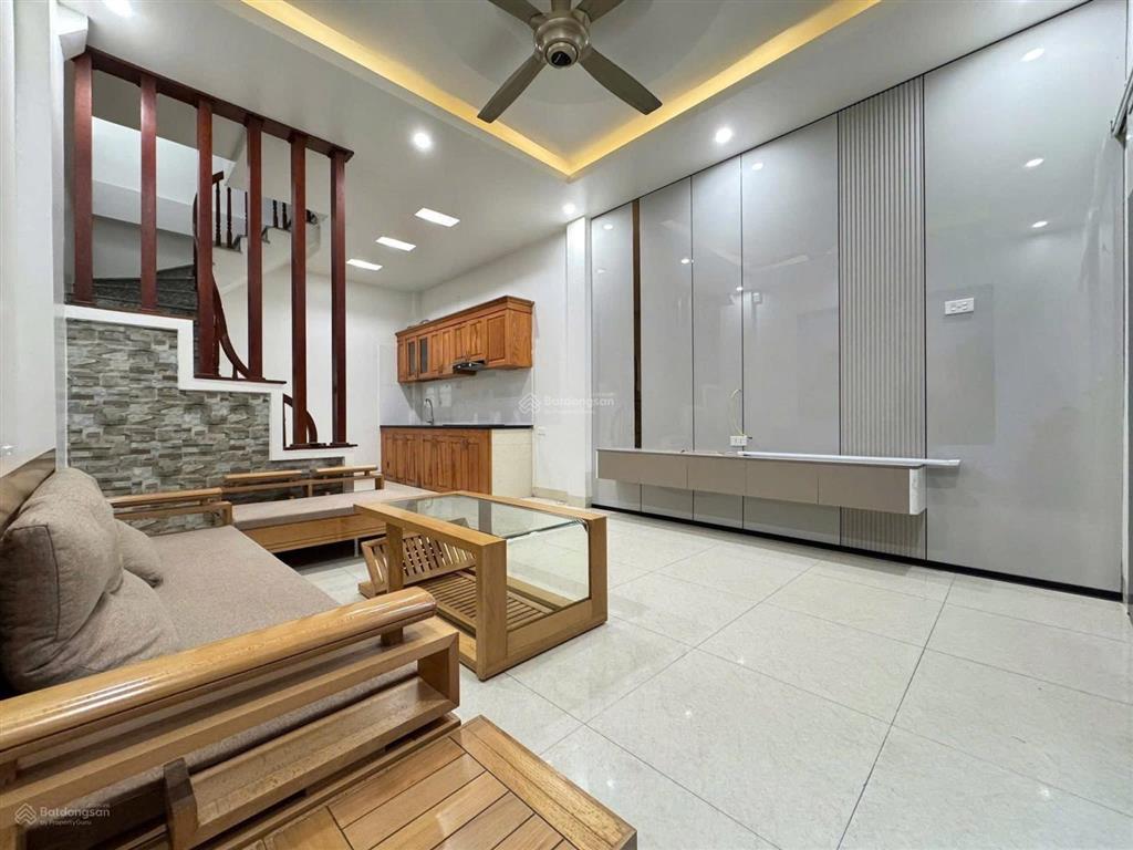 Nhà hoàng quốc việt, 2 mặt thoáng, full đồ, ở luôn, ngõ thông, gần phố, ở sướng, ô tô 30m, hơn 8 tỷ
