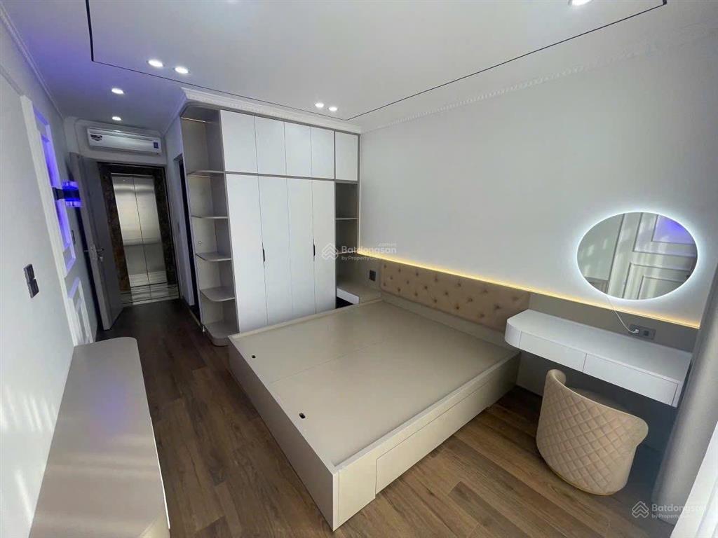 Nhà yên hoà , lô góc, 6 tầng thang máy, ngõ thông vf3 đỗ cổng, full đồ, sát phố, ở sướng.