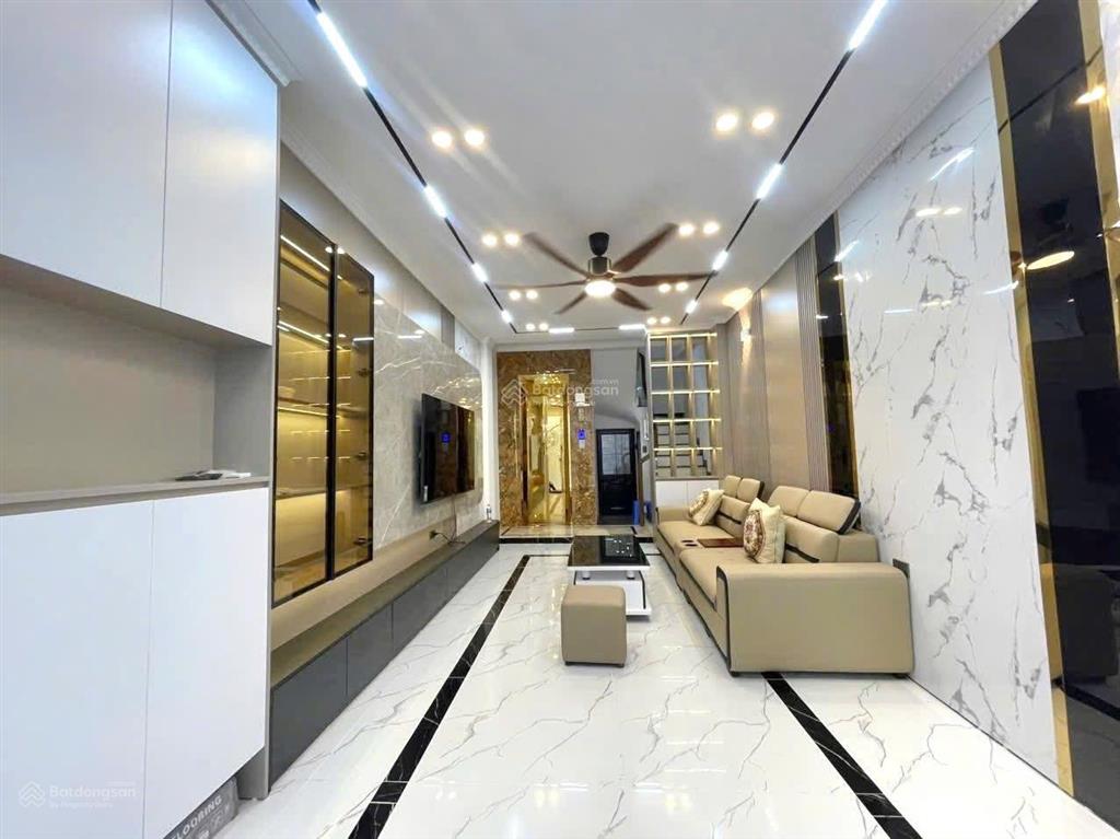 Nhà yên hoà , lô góc, 6 tầng thang máy, ngõ thông vf3 đỗ cổng, full đồ, sát phố, ở sướng.