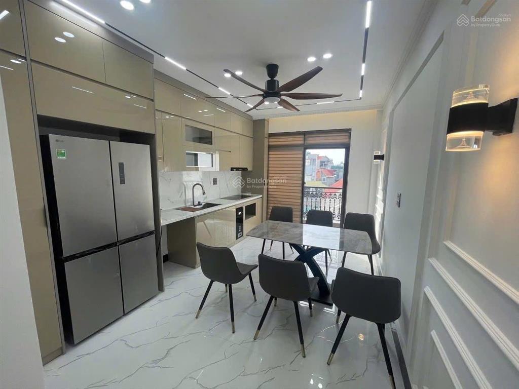 Nhà yên hoà , lô góc, 6 tầng thang máy, ngõ thông vf3 đỗ cổng, full đồ, sát phố, ở sướng.