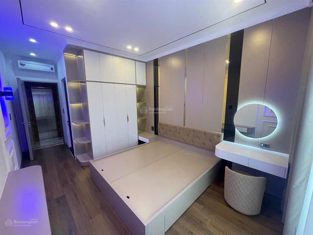 Nhà yên hoà , lô góc, 6 tầng thang máy, ngõ thông vf3 đỗ cổng, full đồ, sát phố, ở sướng.