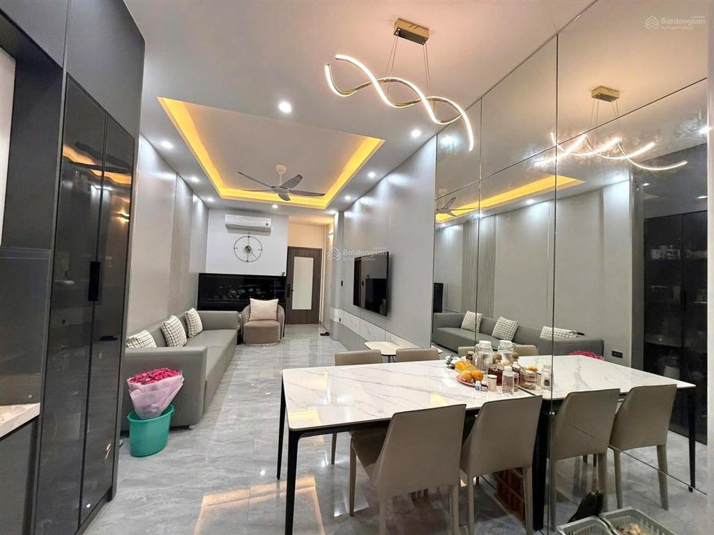 Nhà yên hoà , lô góc, 6 tầng thang máy, ngõ thông vf3 đỗ cổng, full đồ, sát phố, ở sướng.