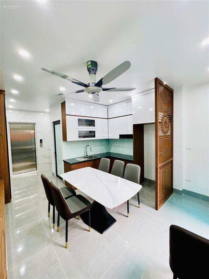 Ở ngay phố nguyễn khánh toàn, ngõ thông, 1 bước ô tô tránh, thang máy, 2 thoáng, 32m2/39m2*6t
