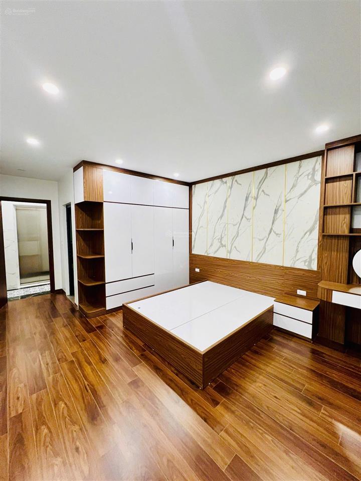 Ở ngay phố nguyễn khánh toàn, ngõ thông, 1 bước ô tô tránh, thang máy, 2 thoáng, 32m2/39m2*6t