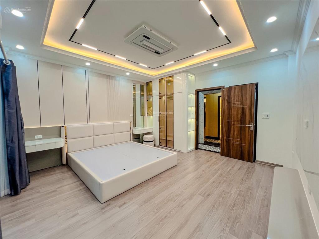 Hạ 1.3 tỷ, cần bán, phố hoàng ngân, ngõ ô tô thông, thang máy, thoáng trước sau, 30m ra mặt phố