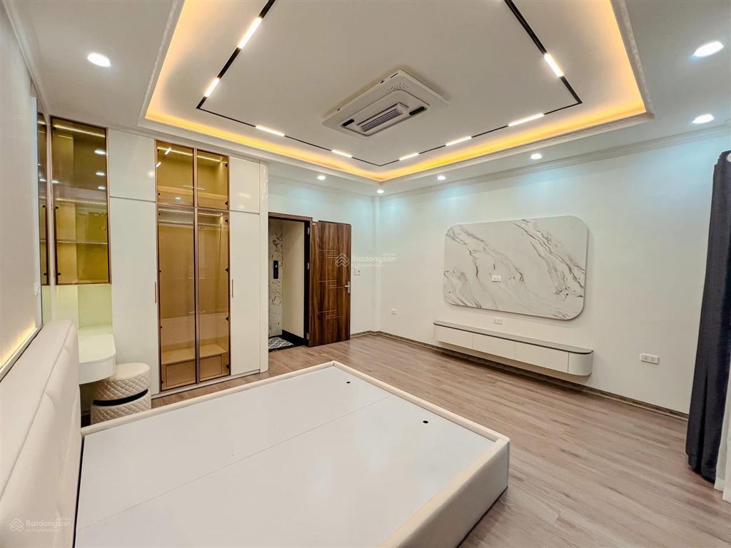 Hạ 1.3 tỷ, cần bán, phố hoàng ngân, ngõ ô tô thông, thang máy, thoáng trước sau, 30m ra mặt phố