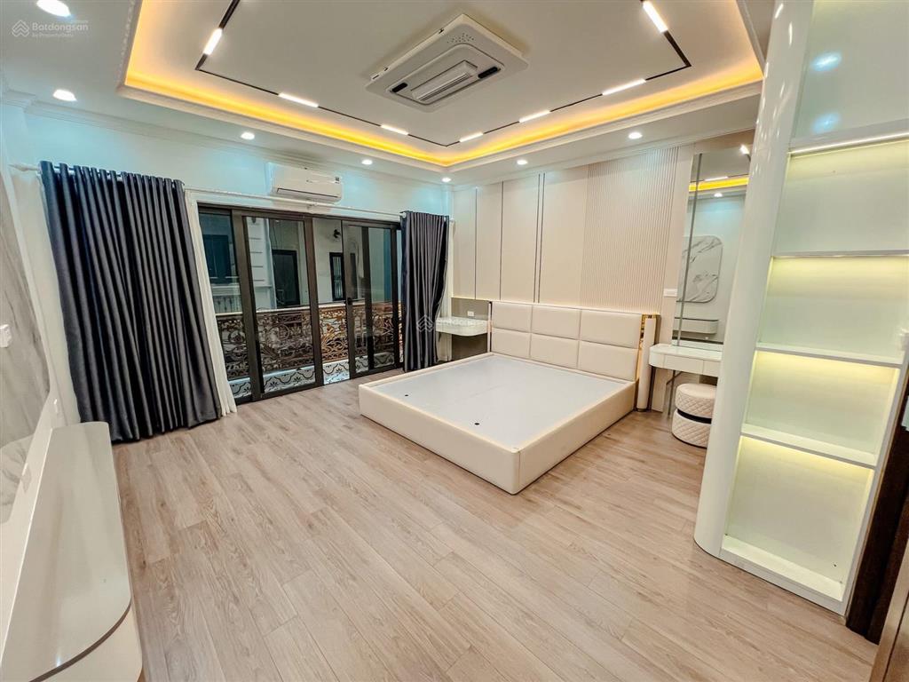 Hạ 1.3 tỷ, cần bán, phố hoàng ngân, ngõ ô tô thông, thang máy, thoáng trước sau, 30m ra mặt phố