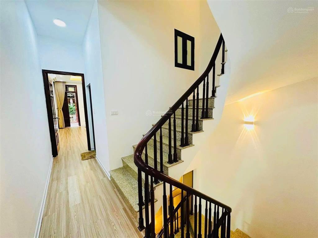 Quá rẻ, cầu giấy, ngõ thông ô tô, thoáng trước sau, full đồ ở luôn 43m2, hơn 8 tỷ