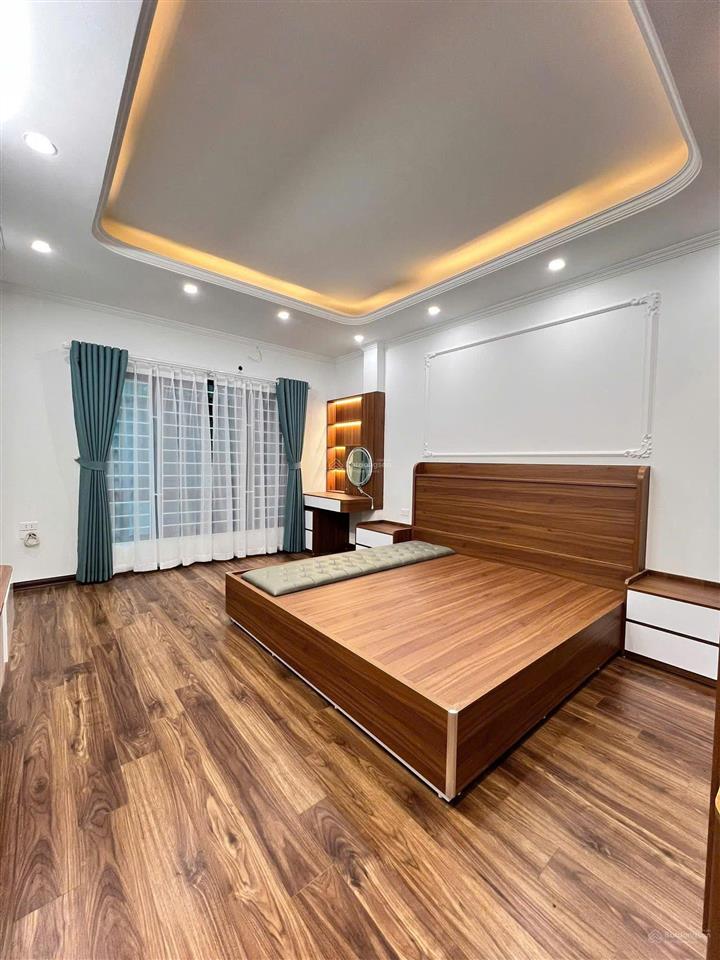 Căn góc nguyễn khánh toàn, ngõ thông, 3 thoáng, sân xe, sát phố, 30m ra ô tô, dân xây, sổ cc, 43m2